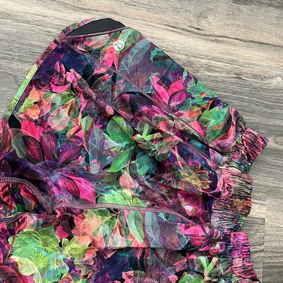 Lululemon Shorts Hotty Hot, Low Rise 4”, sz4 - Picture 5 of 5